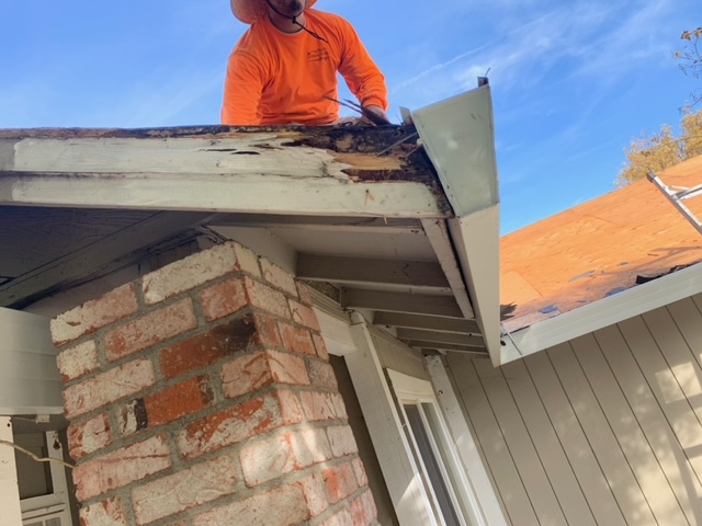 Réparation de toit pourriture sèche Fresno