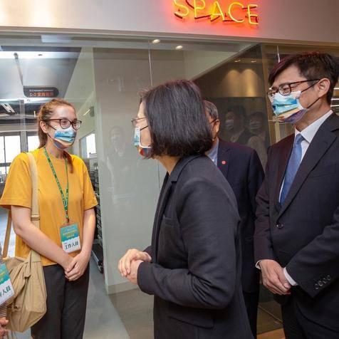 一名烏克蘭學生當面致謝台灣相挺，總統蔡英文強調，會盡全力支持。（圖取自蔡總統IG）