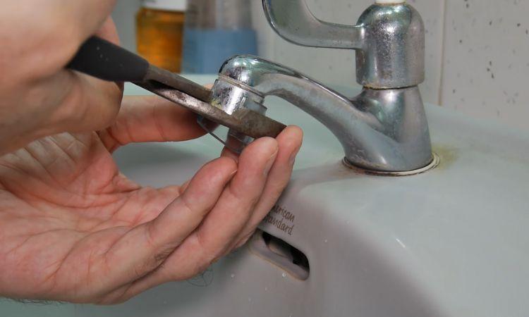 disassemble the aerator from the connection