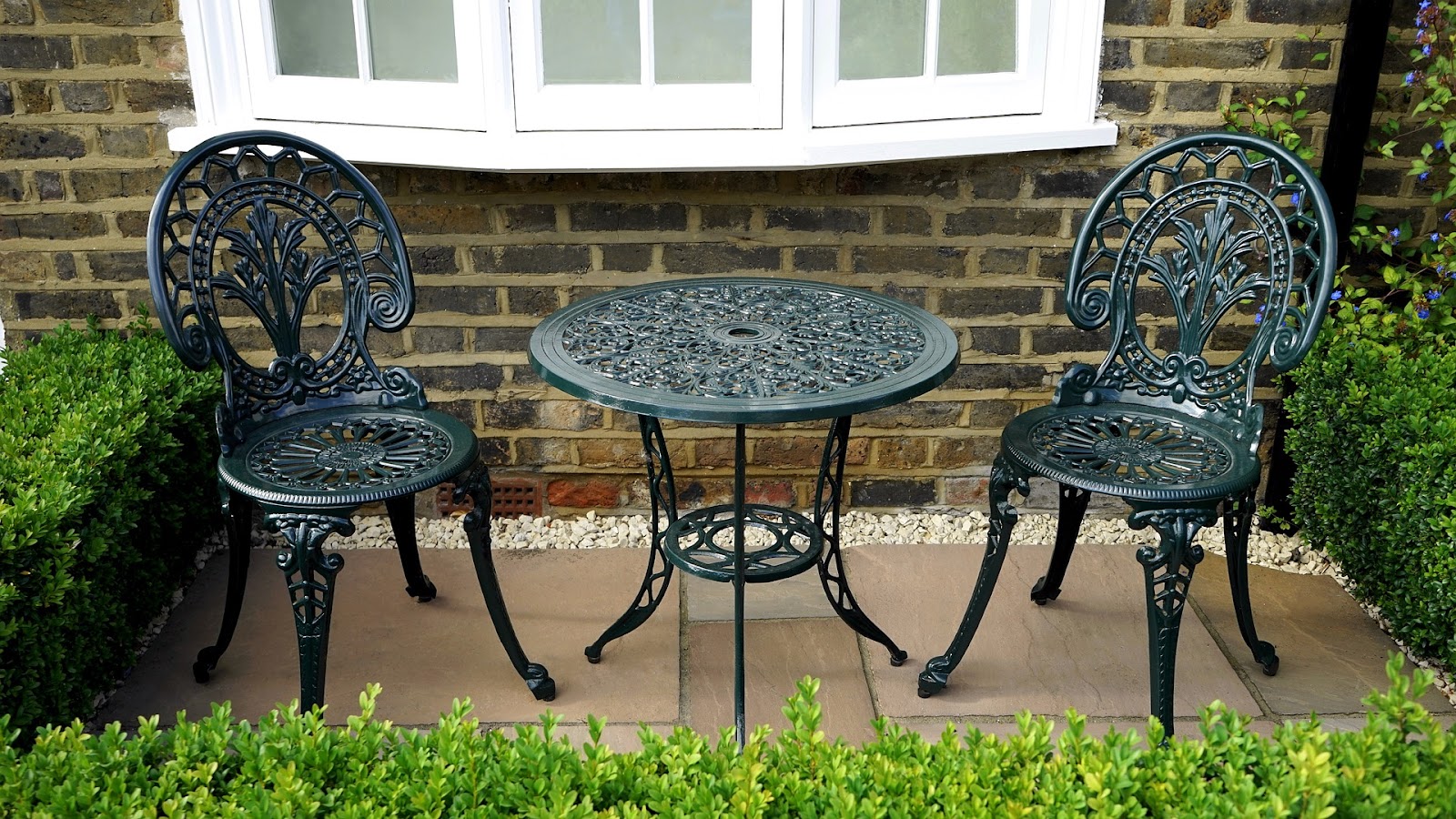 Plastic, Wood or Metal Garden Furniture? Benefits Breakdown and our verdict