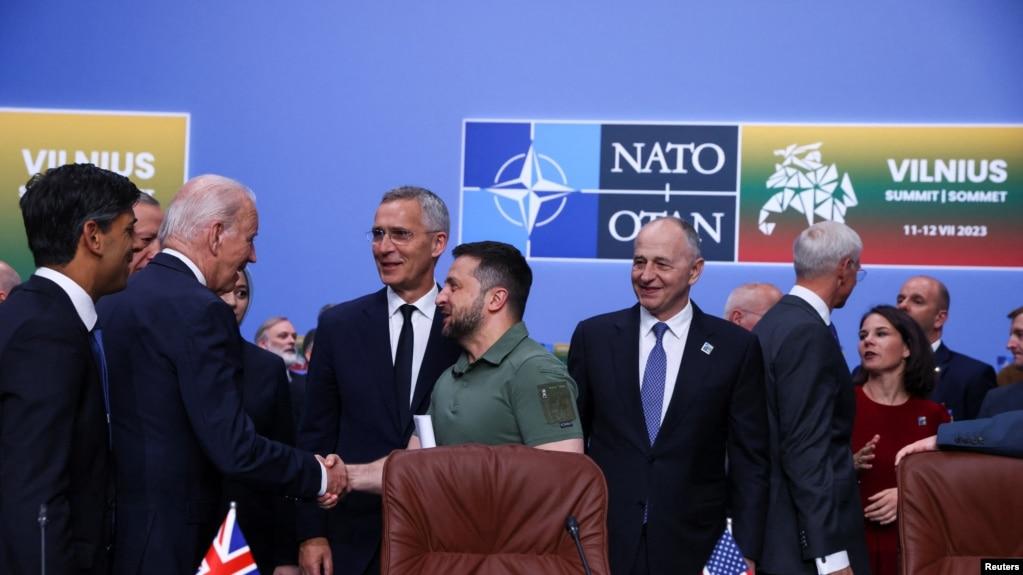 Tổng thống Ukraine Volodymyr Zelenskyy và các nhà lãnh đạo khối NATO, ngày 12/7/2023. 