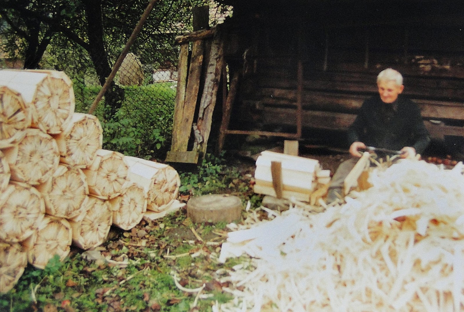 80-річний майстер Іван Молдаван за виробництвом ґонту для церкви в Гукливому, жовтень 2001 р. Фото з архіву М. Сирохмана - фото 82009