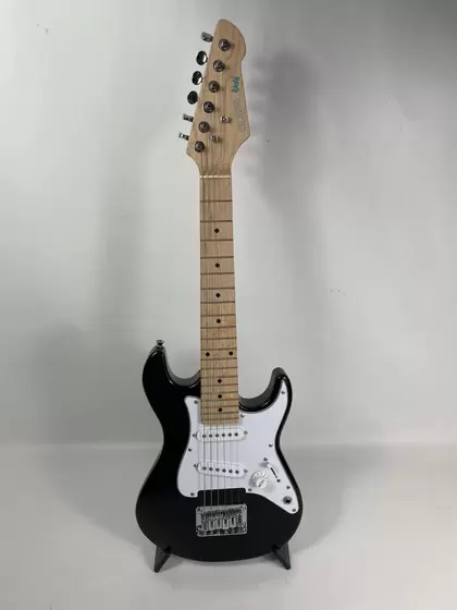 Guitarra infantil Class Kids CLK10 preta com escudo branco, sobre um suporte de chão: modelo fabricado pela Sonotec, que importa e distribui diversas marcas de instrumentos.