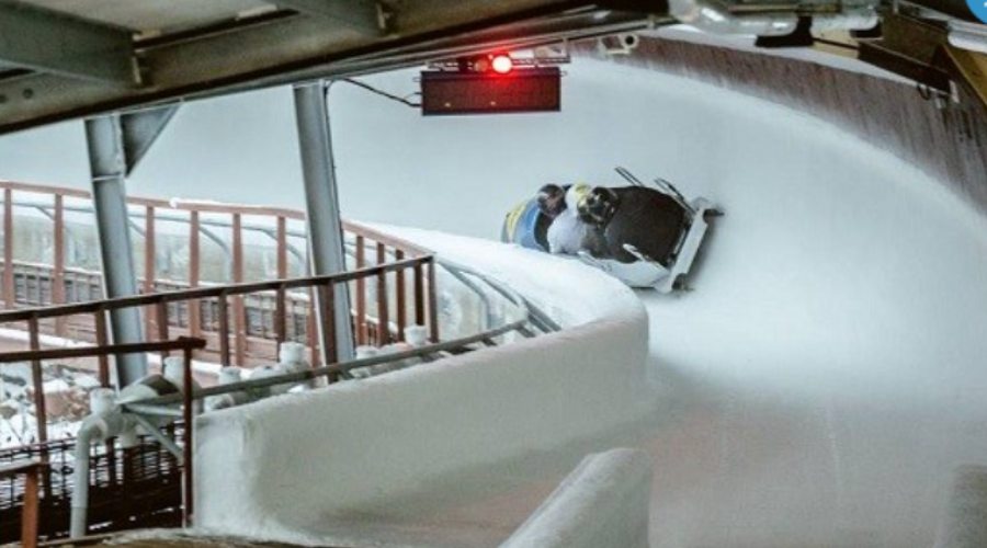 Nobrauciens bobsleja trasē