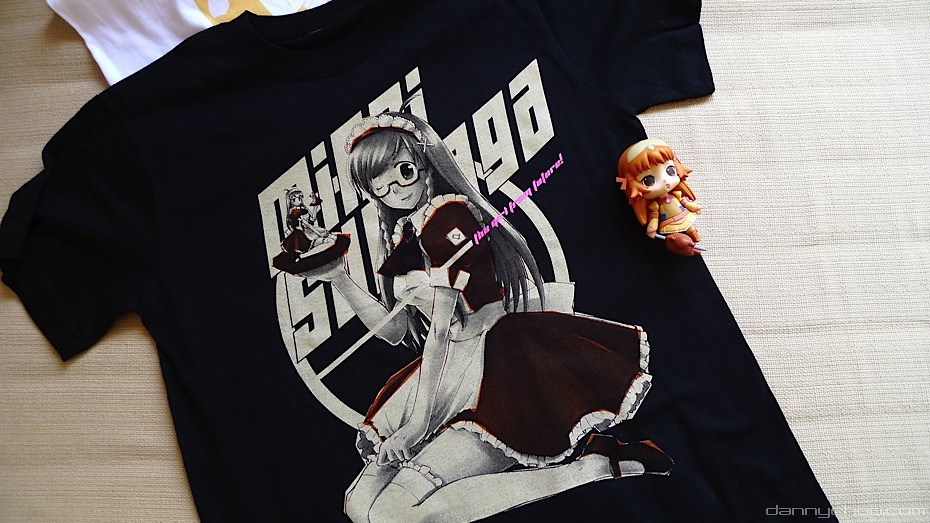 Uma camiseta preta com estampa de uma personagem no estilo de anime
