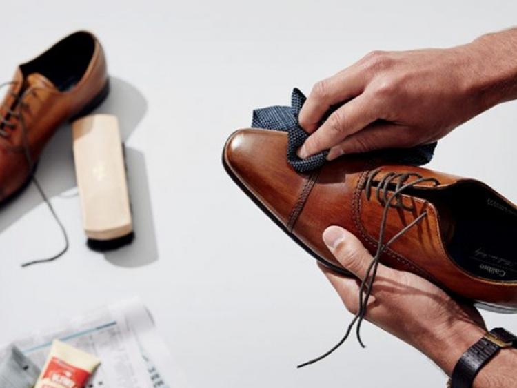 cách bảo quản giày không bị bong tróc
