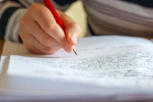 Foto de persona escribiendo en papel blanco – Imagen gratuita Texto en  Unsplash