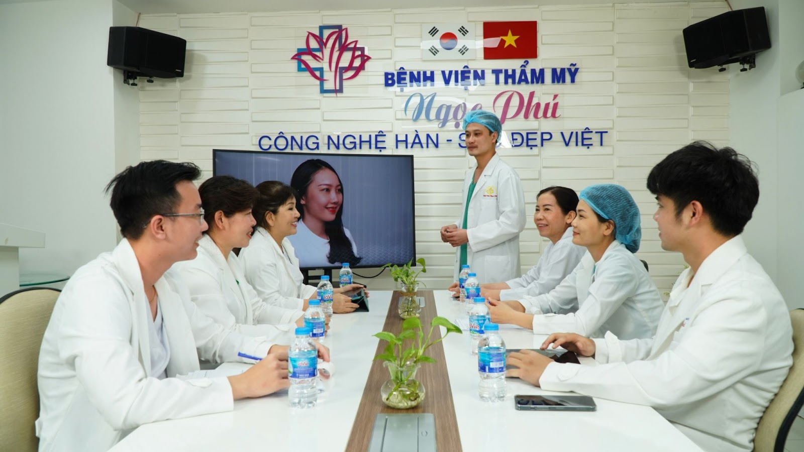 Khi đến với Bệnh viện Thẩm mỹ Ngọc Phú, chị em không chỉ chìm đắm trong không gian đẳng cấp của bệnh viện Quốc tế mà còn được tư vấn tận tình, giới thiệu các công nghệ làm đẹp tiên tiến