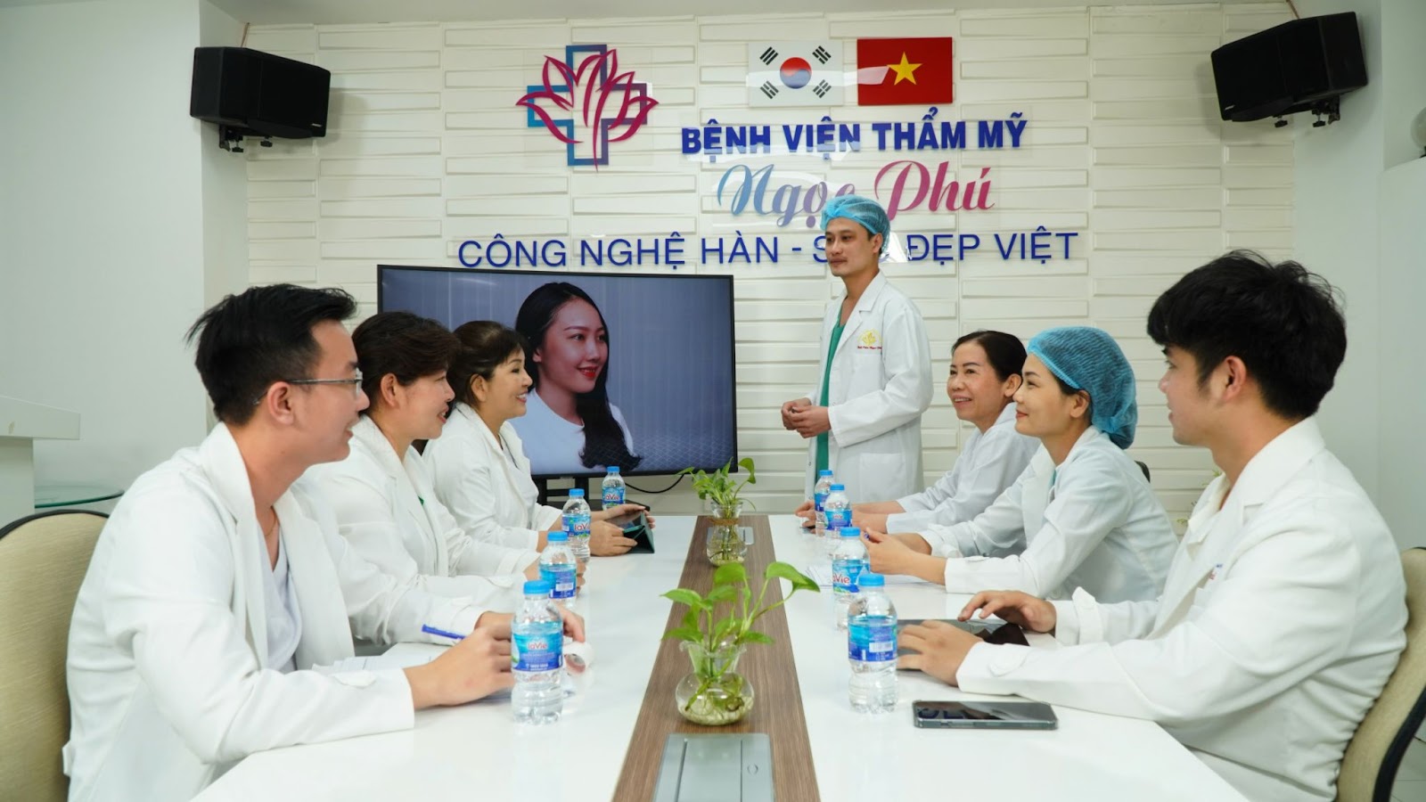 Khi đến với Thẩm Mỹ Việt Nam, chị em không chỉ chìm đắm trong không gian đẳng cấp của bệnh viện Quốc tế mà còn được tư vấn tận tình, giới thiệu các công nghệ làm đẹp tiên tiến