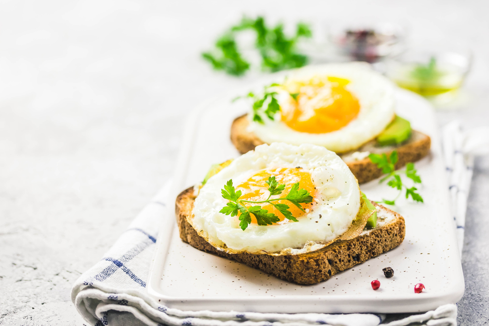 Sandwich cu ou ochi și pătrunjel pentru mic dejun bogat în proteine
