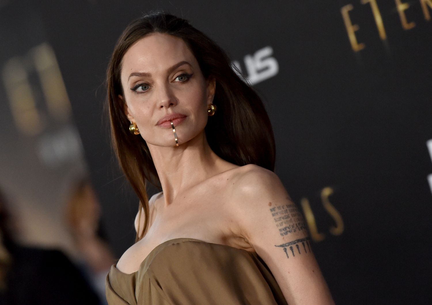 Angelina Jolie Physical Appearance 