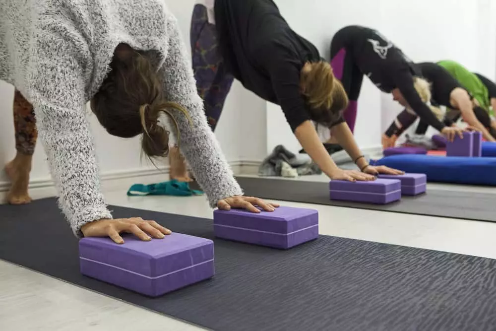6 bài tập cùng gạch tập Yoga giúp bạn khỏe mạnh hơn mỗi ngày