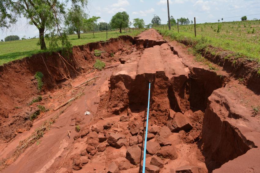 Chuvas provocam erosão e destroem estradas vicinais