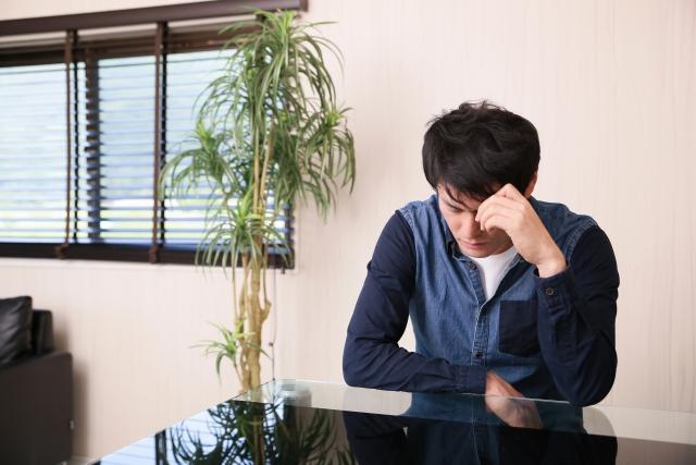 屋内, 人, 窓, 男 が含まれている画像

自動的に生成された説明