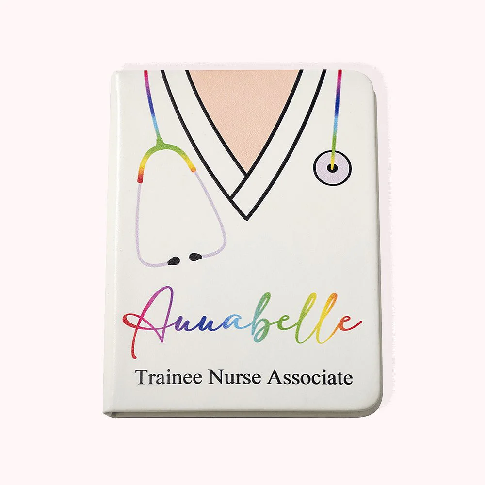 couverture d’un carnet médical présentant une infirmière en blouse avec un stéthoscope autour du cou, personnalisé Annabelle, Trainee Nurse Associate.