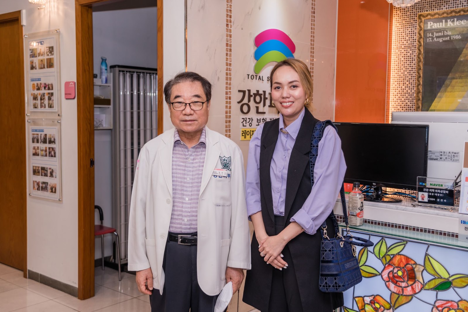 Giảng viên da liễu Nguyệt Ánh chụp ảnh lưu niệm cùng bác sĩ Hàn Quốc