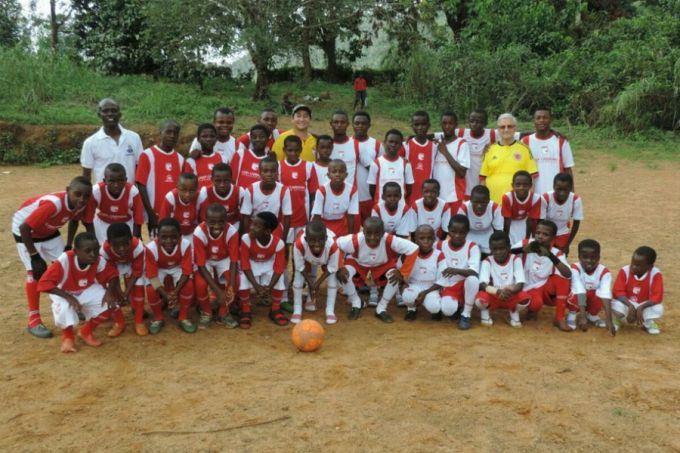 Fr. Cañón with his soccer team in Cameroon. Credit: Independiente Santa Fe/@SantaFe via Twitter.