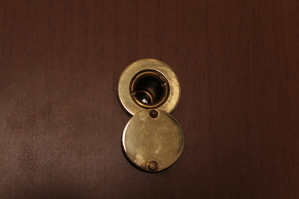 https://pixabay.com/photos/peephole-security-door-door-1537627/