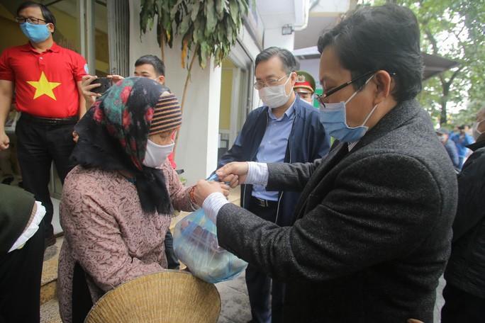 Ông Tô Đình Tuân, Tổng biên tập Báo Người Lao Động, trao quà cho người dân nghèo tại Hà Nội. Ảnh: Ngô Nhung