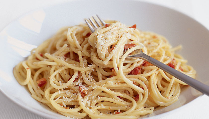 špageti karbonara, kampiranje z nestcampers, enostavni recepti