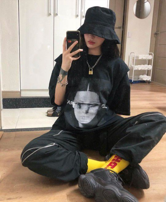 Mix quần jogger với áo phông tay lỡ để biến thành cô nàng cá tính, cool ngầu