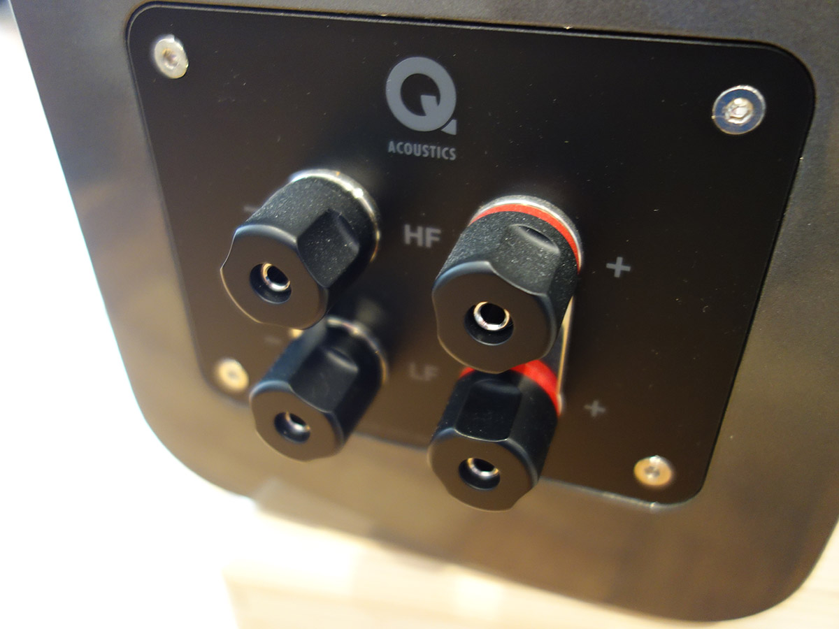 Q Acoustics Concept 30 et Concept 50 : doubles borniers à vis