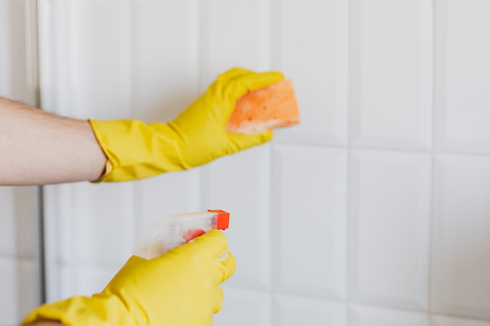 Cleaning tiles and grout