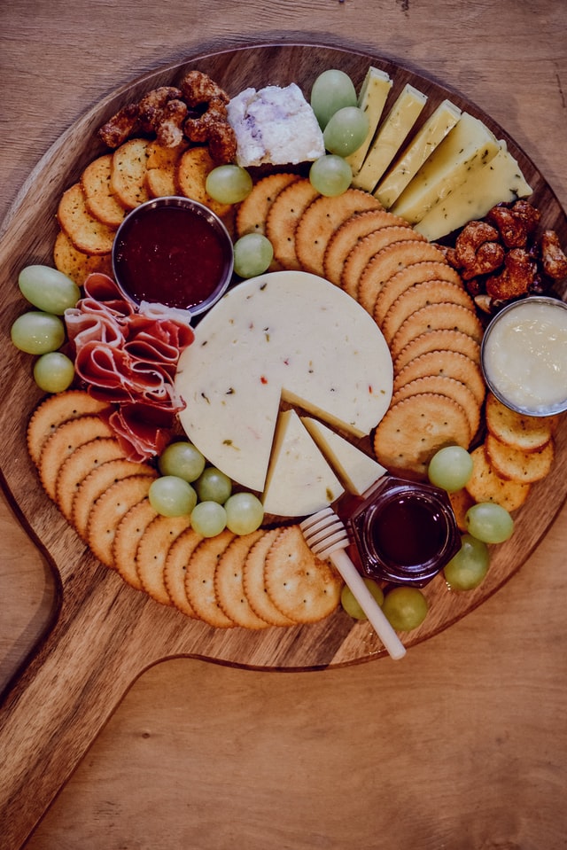 Plato de charcutería y queso