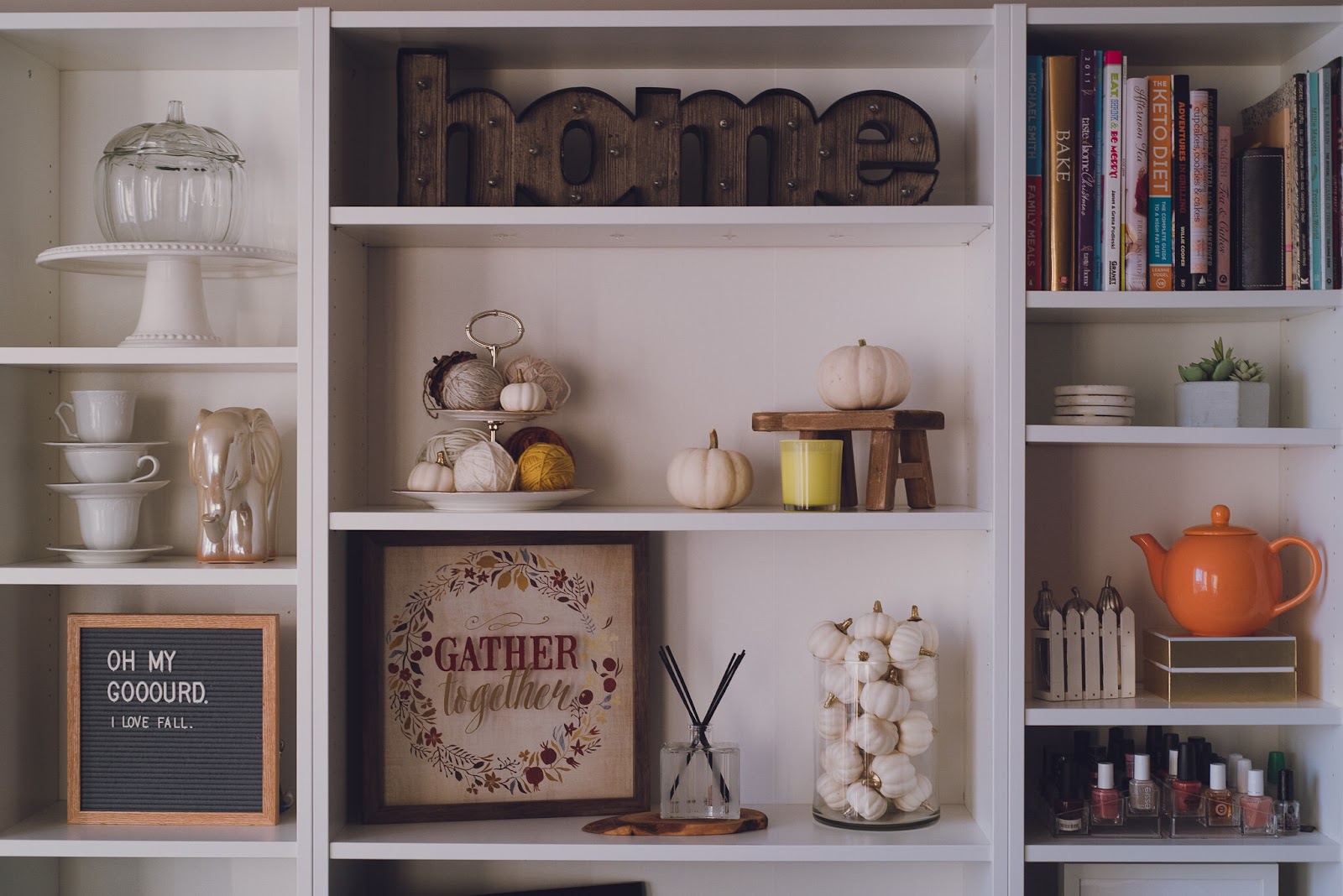 fall-bookshelf-decor-lily-muffins