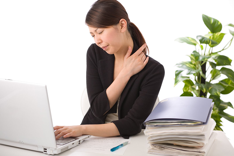 Ngồi làm việc trước máy tính nhiều giờ đồng hồ là tăng nguy cơ đau cơ xương khớp