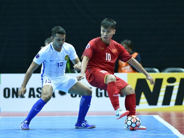 Kỹ thuật bóng đá Futsal - Xoay người để vượt. 