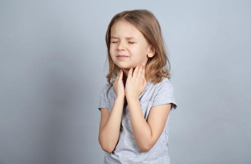 Các triệu chứng sốt viêm họng ở trẻ em