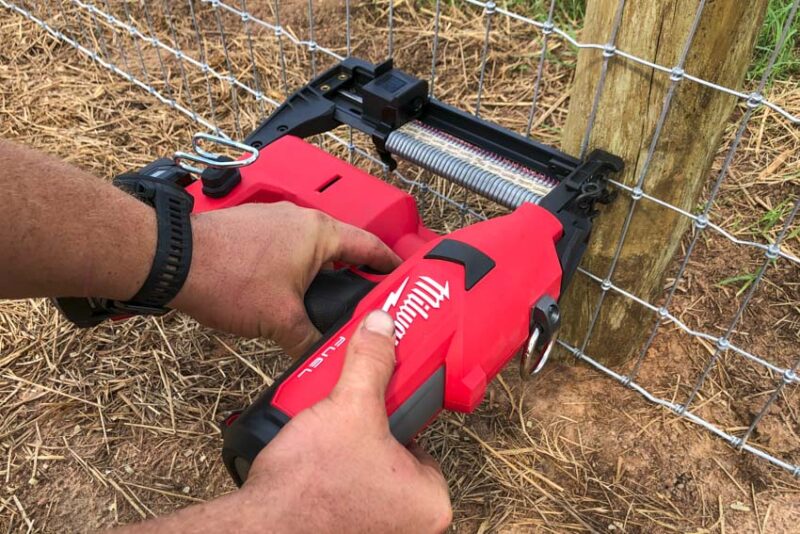 รีวิวเครื่องยิงหมุดล้อมรั้ว MILWAUKEE M18 FUEL UTILITY FENCING STAPLER 28431