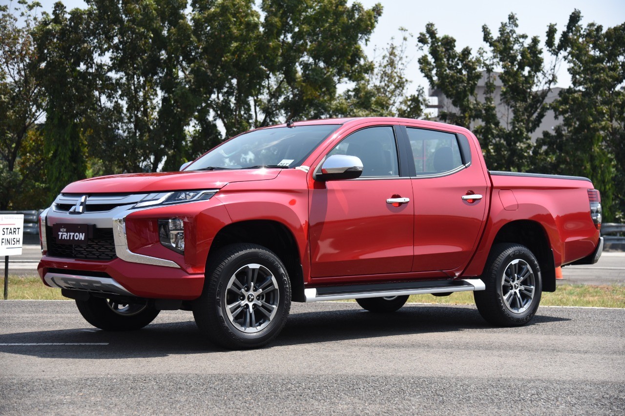 mitsubishi triton bekas 4x4 murah