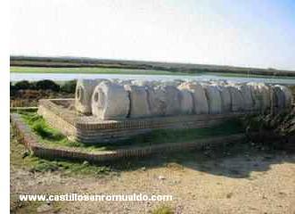 http://www.guardiasalinera.com/castillo/guardia_acueducto_2.jpg