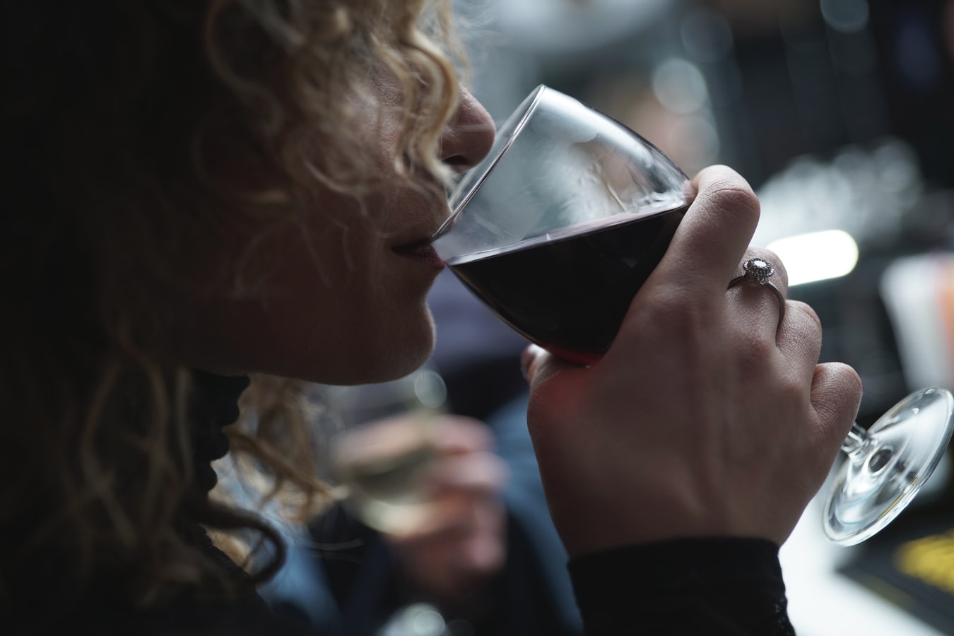 Mulher bebendo uma taça de vinho