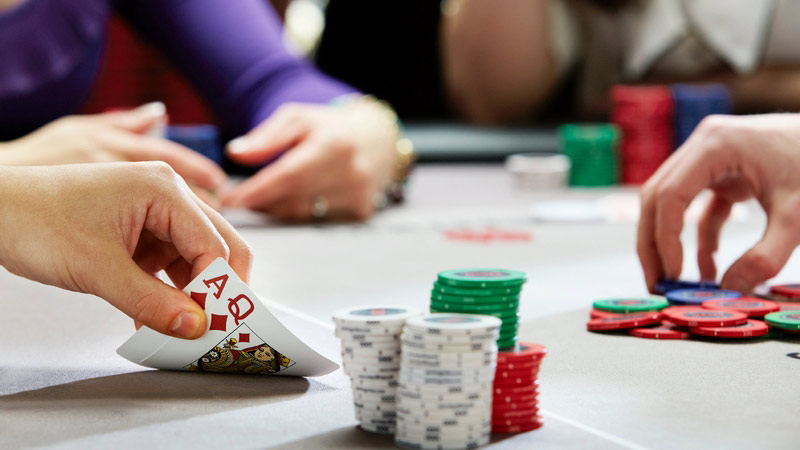 Có nên chơi poker online tại S777 game bài không?