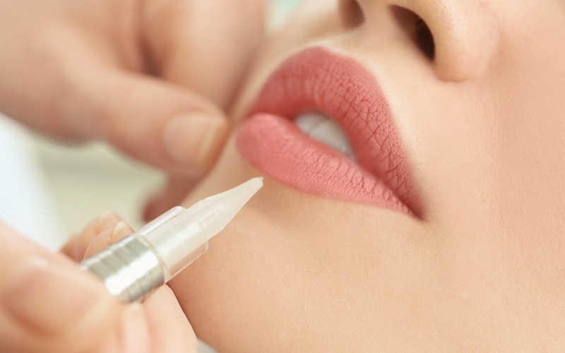 Đôi môi của chị em có đặc điểm khá mỏng, không được đầy đặn thì có thể thử qua màu phun môi này.