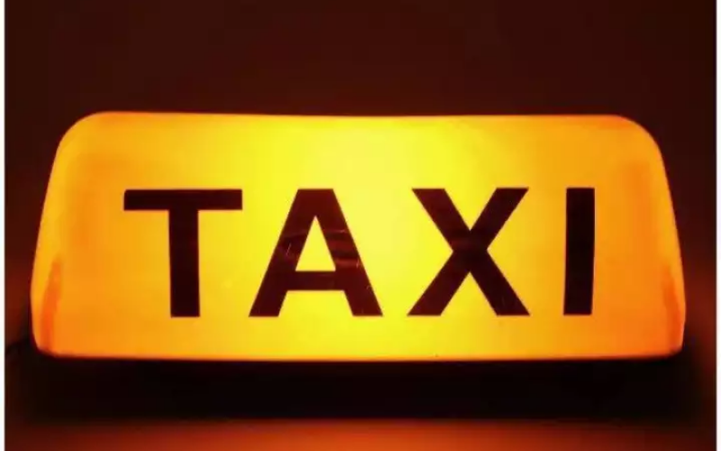 Taxi công nghệ không bắt buộc gắn hộp đèn