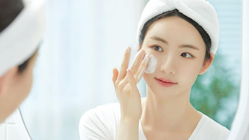 Dùng sản phẩm sữa rửa mặt dịu nhẹ để làm sạch da mặt, trị mụn tốt hơn