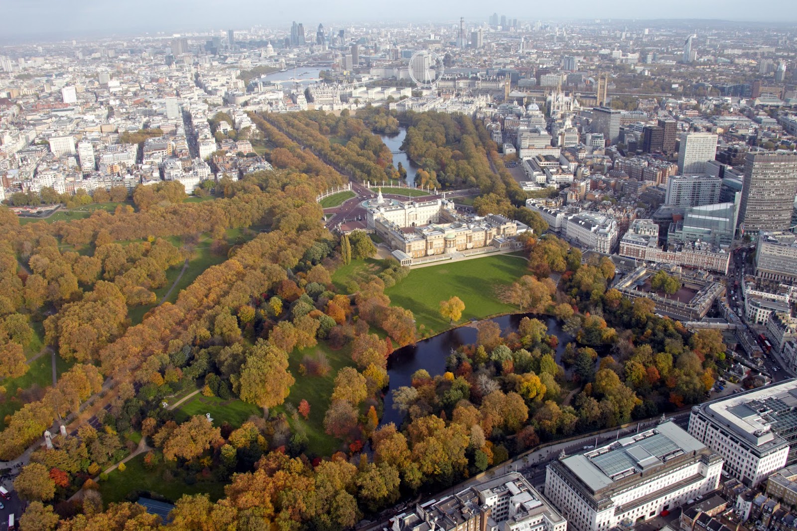 Imagem aérea do Palácio de Buckingham, que foi construído em 1703 e é onde acontecem os eventos oficiais da família real