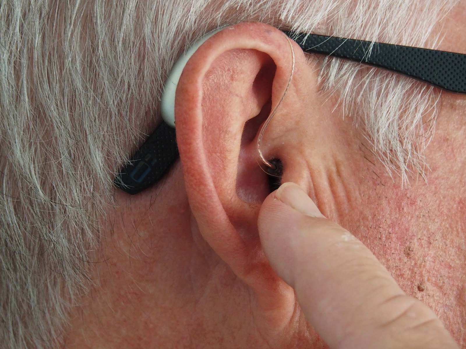 5 Reasons Why You Should Use Hearing Aids