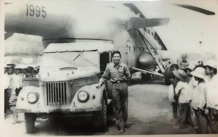 Cả người và xe được đưa vào bụng chiếc MI8 để về Hà Nội kịp làm tin là một trong những kỷ niệm rất đáng nhớ của nhà báo Chi Phan. Ảnh: NVCC.