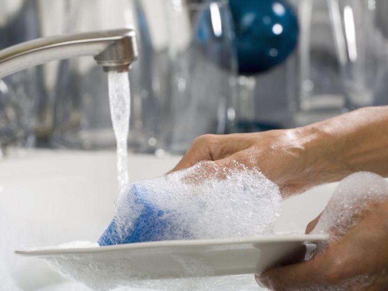 Hướng dẫn phân biệt chất lượng của nước rửa chén không màu