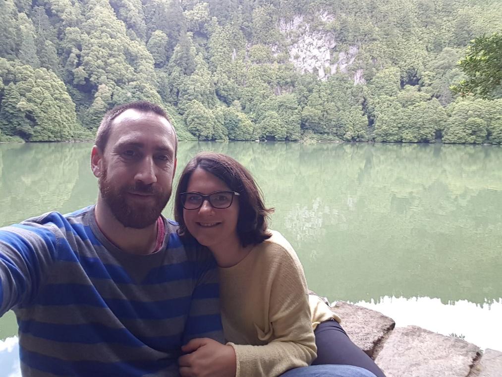 Hombre y mujer sonriendo en frente de un lago

Descripción generada automáticamente
