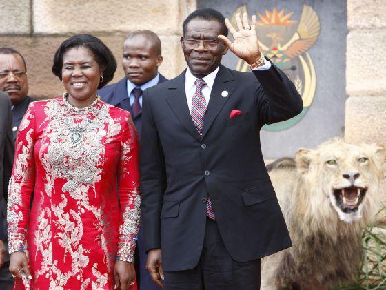 El presidente de Guinea Ecuatorial, Teodoro Obiang, y su mujer Constancia Mangue, en un viaje a SudÃ¡frica en 2009.