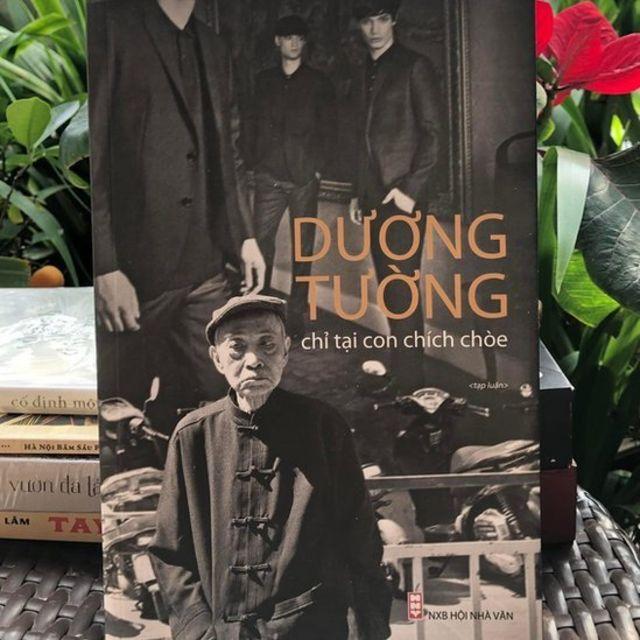 Nhà thơ, nhà văn, dịch giả Dương Tường trong hình bìa một cuốn sách của ông