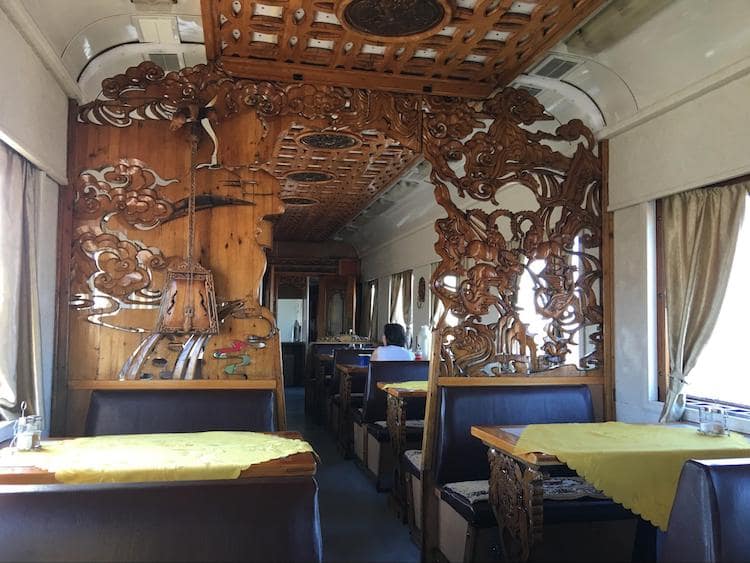 モンゴルスタイルな食堂車