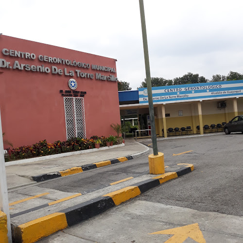 R3HM+XMG, Frente a Centro Comercial Albán Borja, Guayaquil