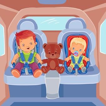 Два маленьких мальчика, сидящих в детских автомобильных креслах